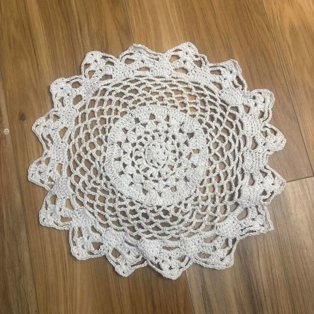 White crochet doily with floral and lace-like patterns mini placemats